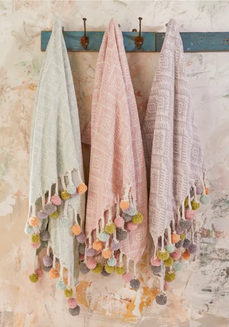 Hovedbilde Resirukulert pledd med pom poms - Pistachio 125x150cm / Namaste Fair Trade