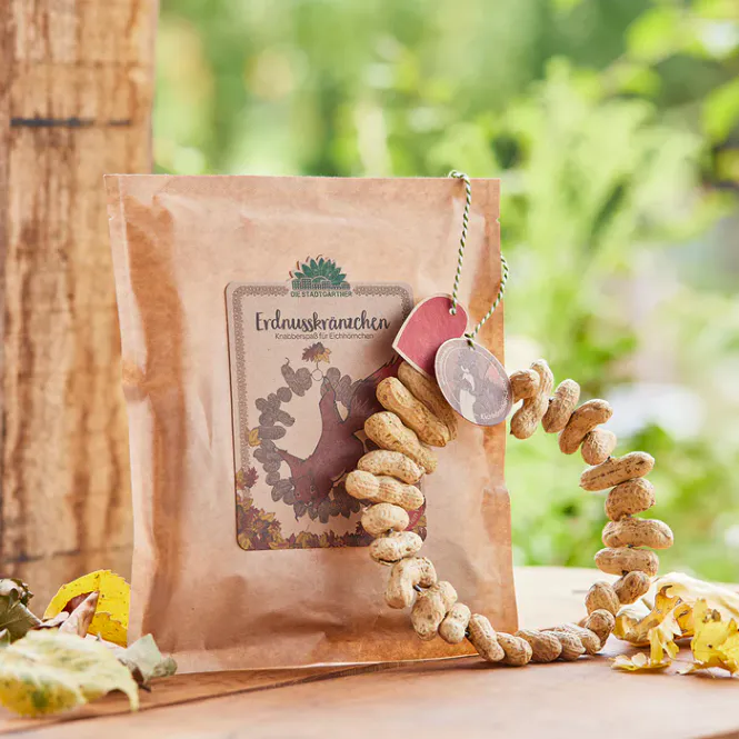 Hovedbilde Peanøttkrans - snacks til ekornet / Die Stadtgärtn