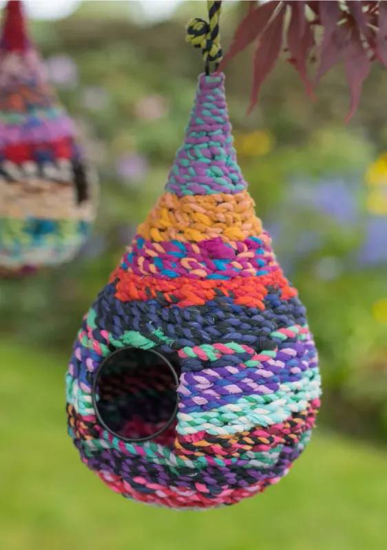 Stort fuglehus - resirkulerte sarier / Namaste Fair Trade